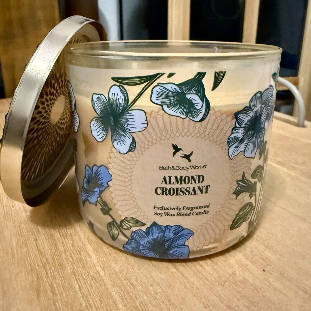 Almond Croissant 3-Wick Candle Bath & Body Works/White Barn BBW NWT